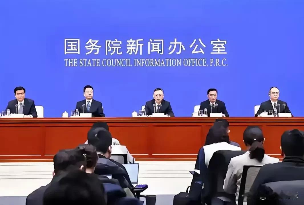 A股:昨天讲过，半导体板块指数下杀空间，短期至少要跌至9700点，现在看来，仍有