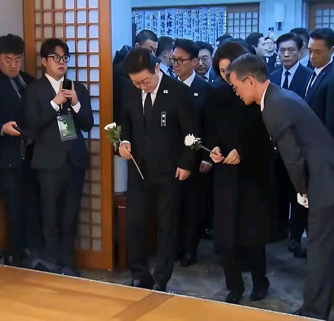 李在明手拿白玫瑰，跪在香炉前插香火，不知他祭拜何人？