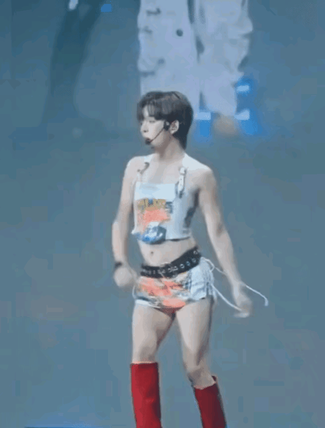 韩流后遗症太大了吧！
不知道的以为是时代少女团，不男不女
不伦不类伤风败俗，一口