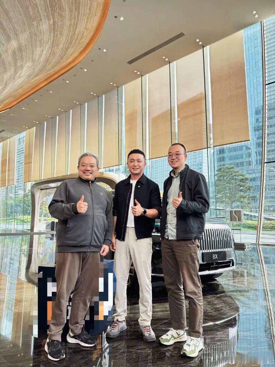 联想CEO杨元庆试驾国产豪车最近车圈真的被极氪8X刷屏了！还没正式开卖，各路大佬