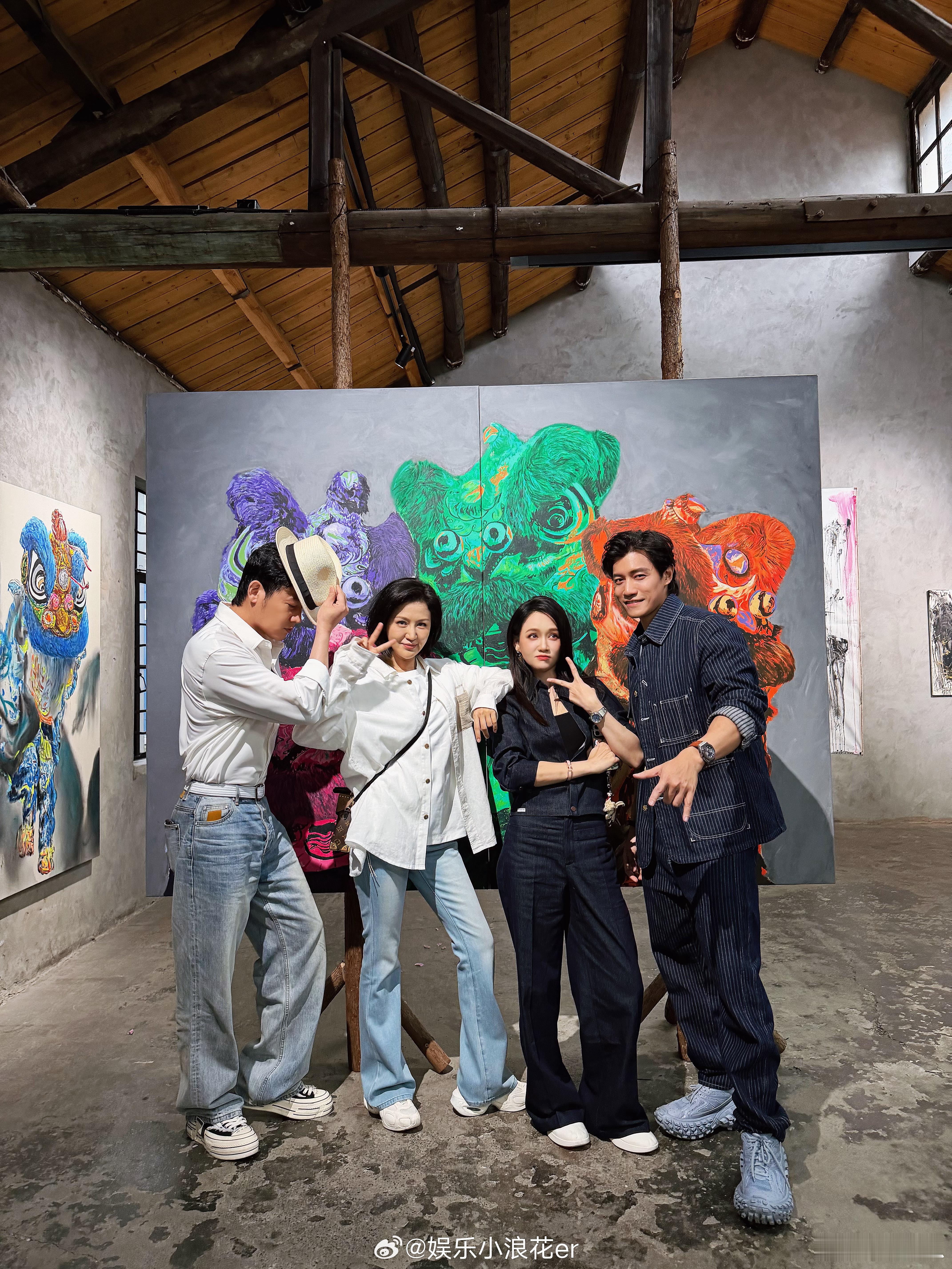 陈乔恩Alan陆毅鲍蕾同游 陈乔恩晒照，和老公Alan、陆毅鲍蕾一起逛展，看起来