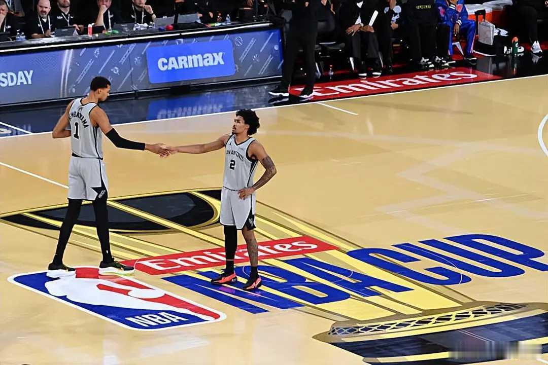 毕竟只是一名新秀，马刺榜眼在关键时刻还是显得有些欠缺经验？在此前的一场NBA杯西