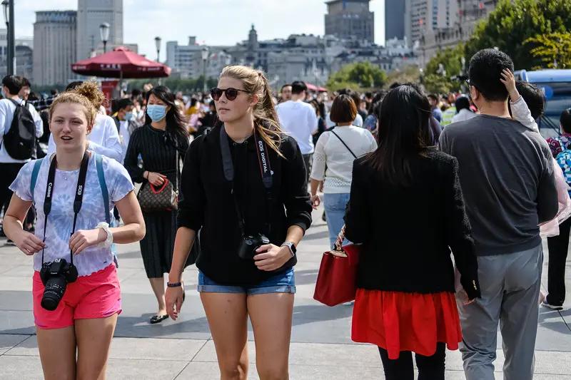 上海免签入境外籍旅客数量暴增5成，这变化可太惊人了！这说明上海的国际吸引力那是越