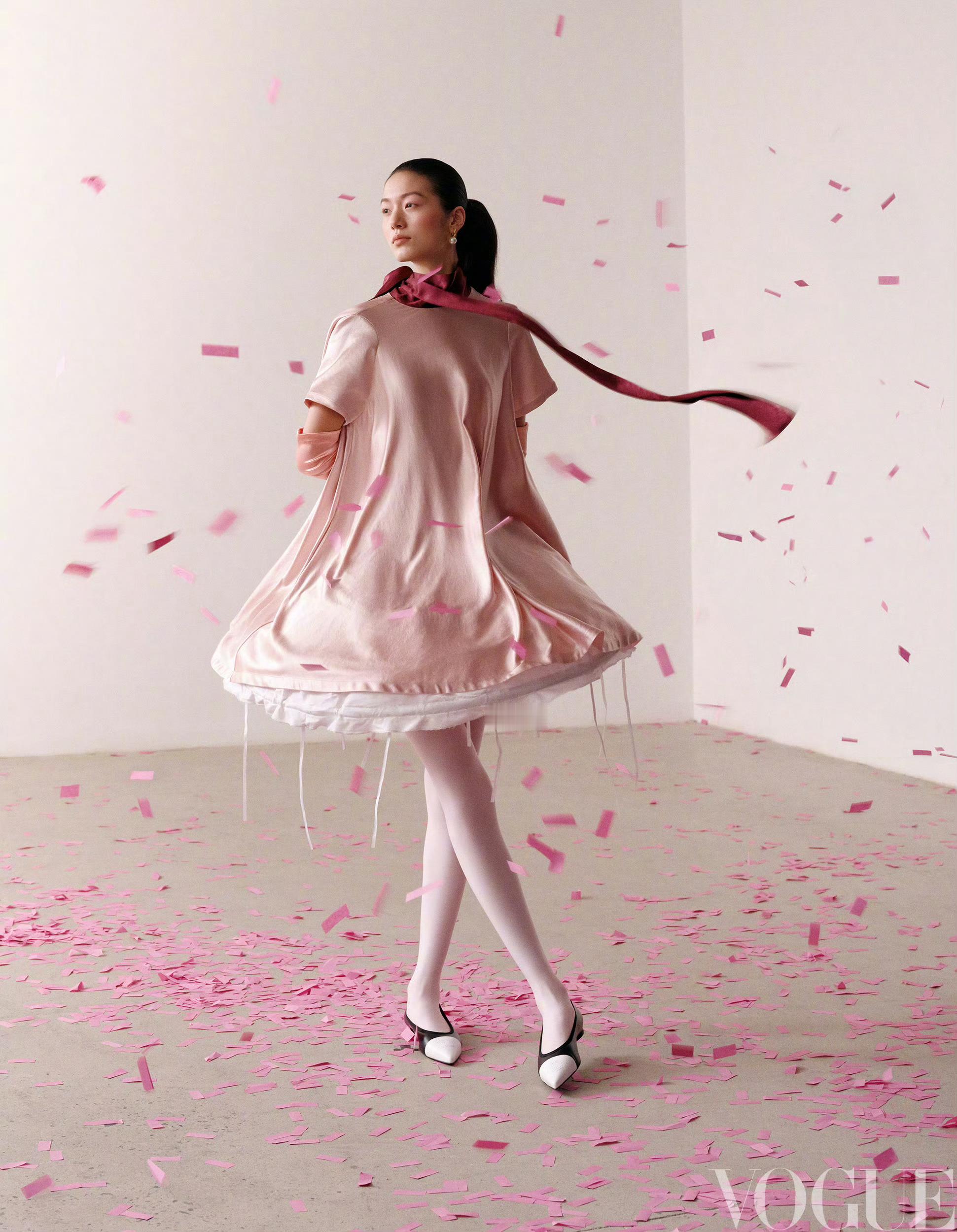 精心包裹好礼物，系上丝缎蝴蝶结，当被拆开的一瞬，惊喜即时传达，祝福浸润于心。VO