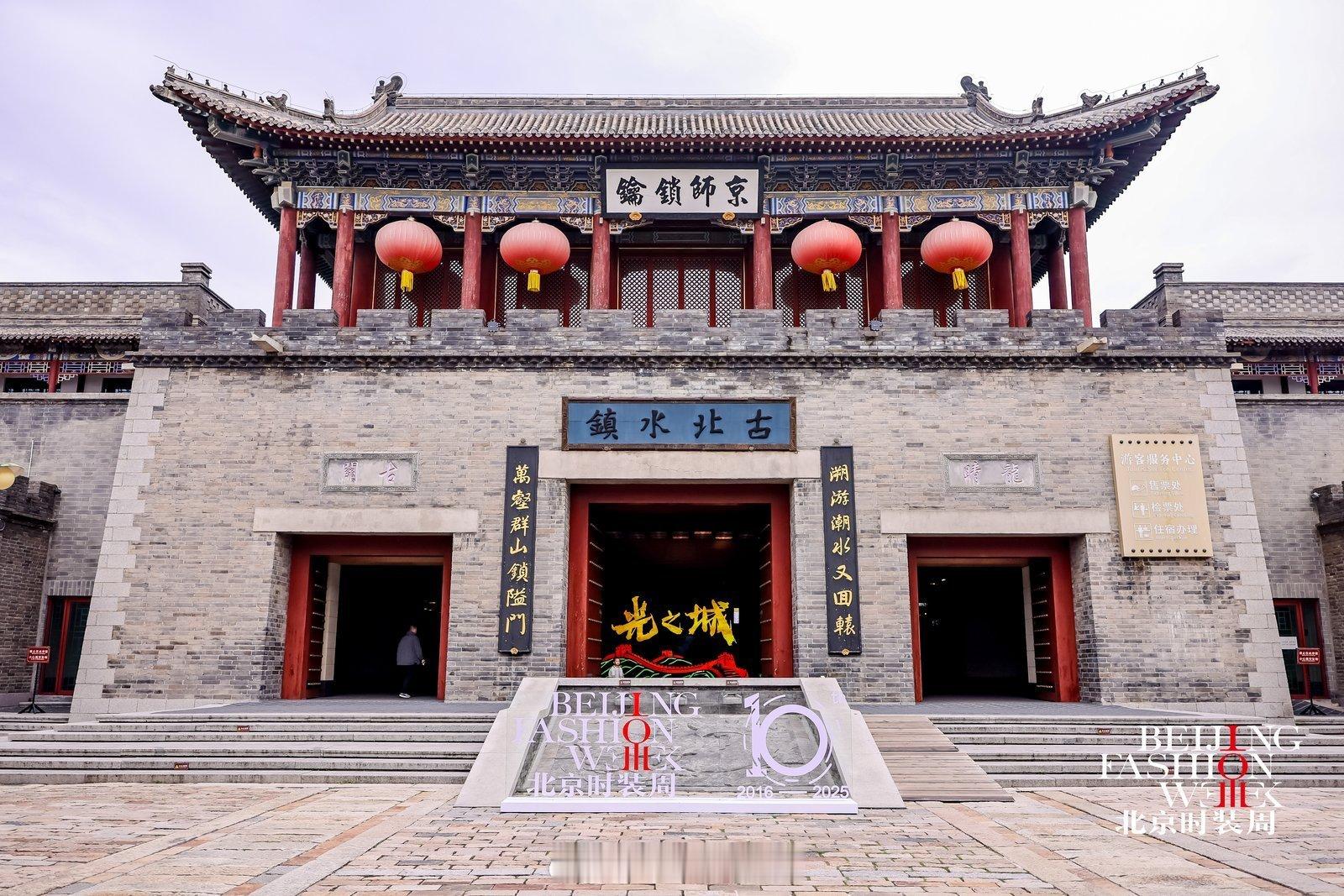 长城，是古典的代表，现在又多了一个现代和传统结合，经典和艺术的碰撞，多了一场跨越