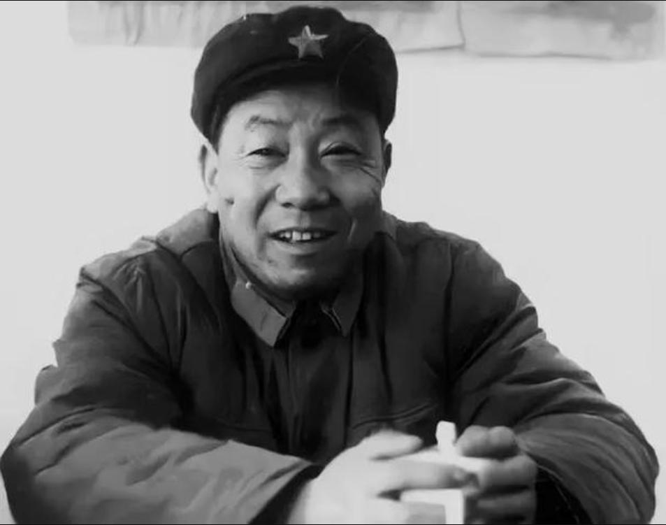1976年7月，福州军区司令员皮定均的追悼会上，一个四十五六岁的老兵长跪不起，嚎