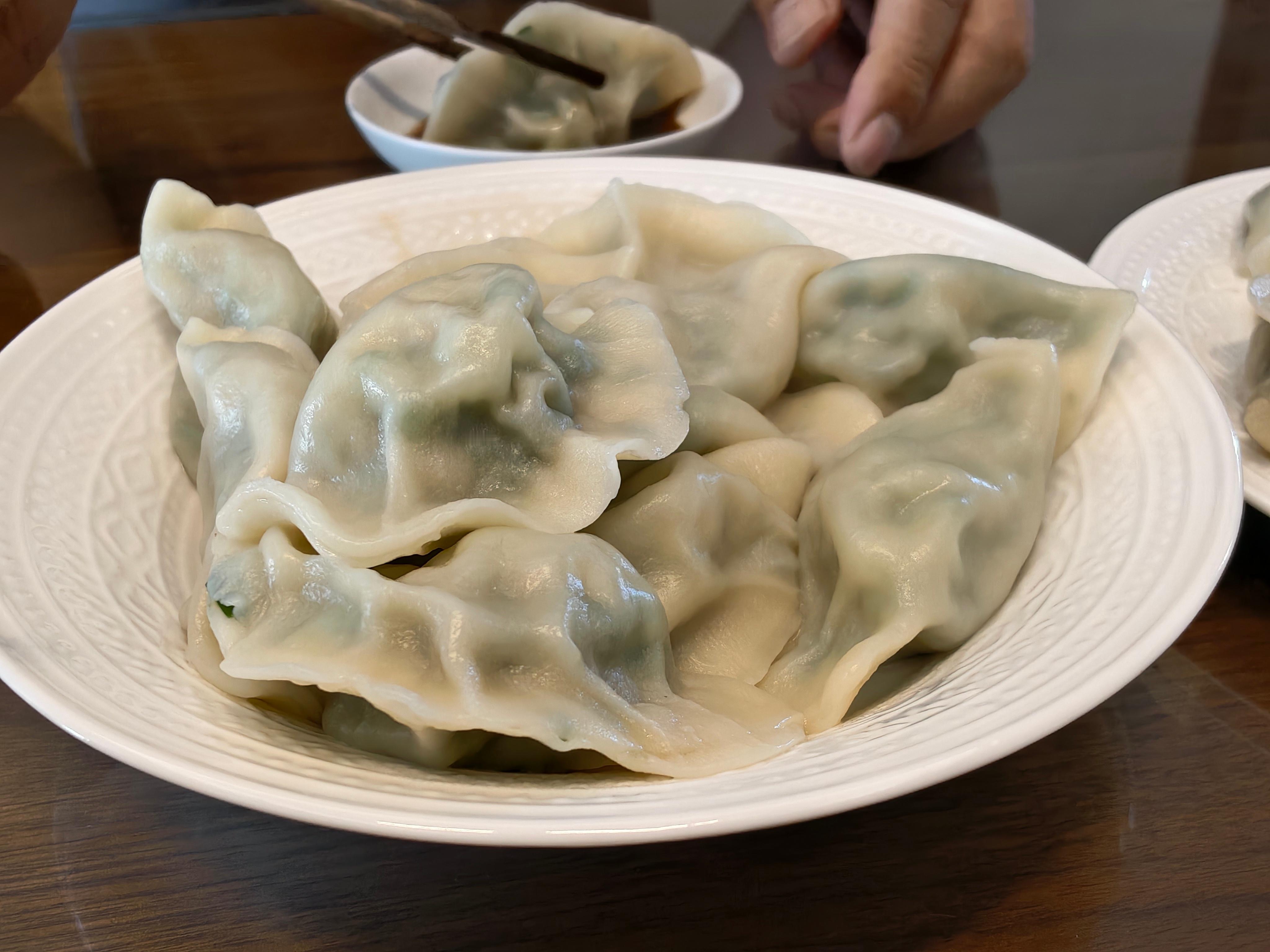 上午又戴着红袖箍去执勤了[可爱]回到家大公鸡已经包好了饺子，有猪肉茴香和猪肉韭菜
