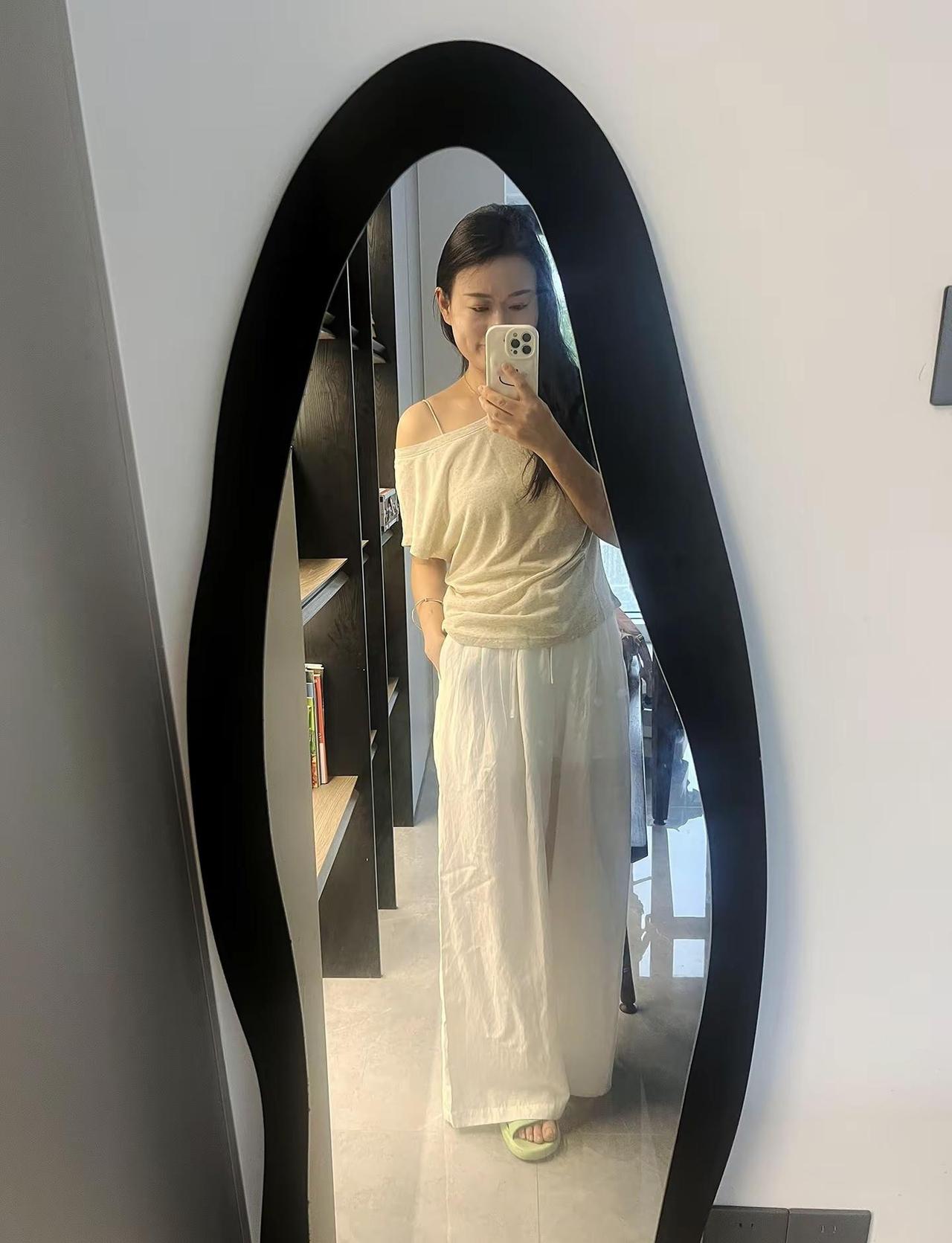 松弛感穿搭 今日份ootd来啦  喜欢的歌和穿着舒服的衣服  平静又开心૮(˶ᵔ