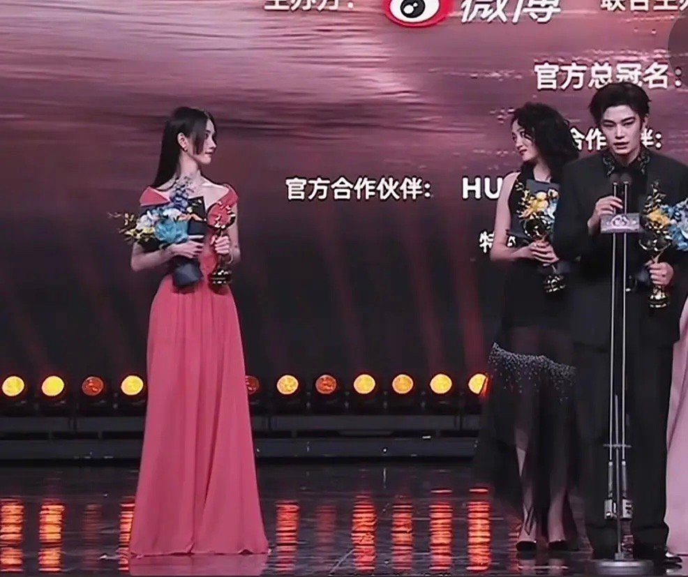 对视的好暧昧哦 