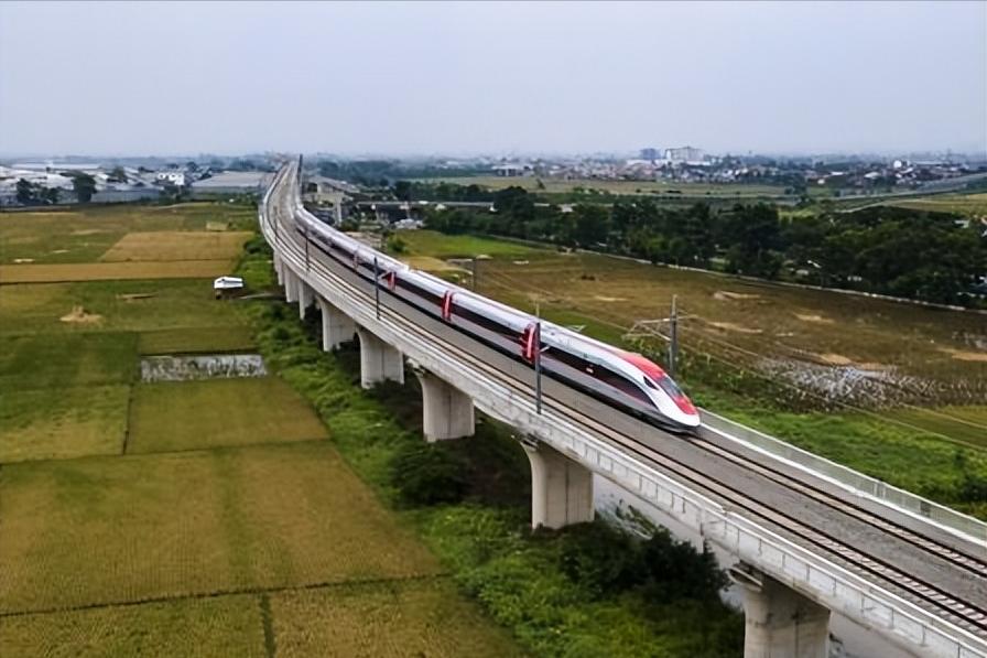 雅万高铁成功后，印尼喊话中国帮建第二条铁路！背后存在哪些风险？

雅万高铁通车还