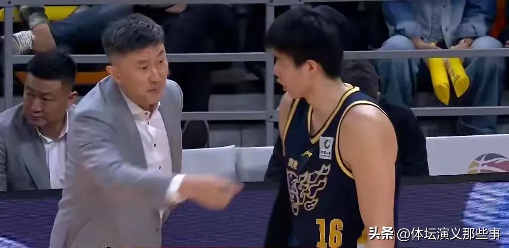 焦泊乔的不辞而别可谓将广东男篮和杜峰彻底置于尴尬境地，要知道焦泊乔的离开远非导致