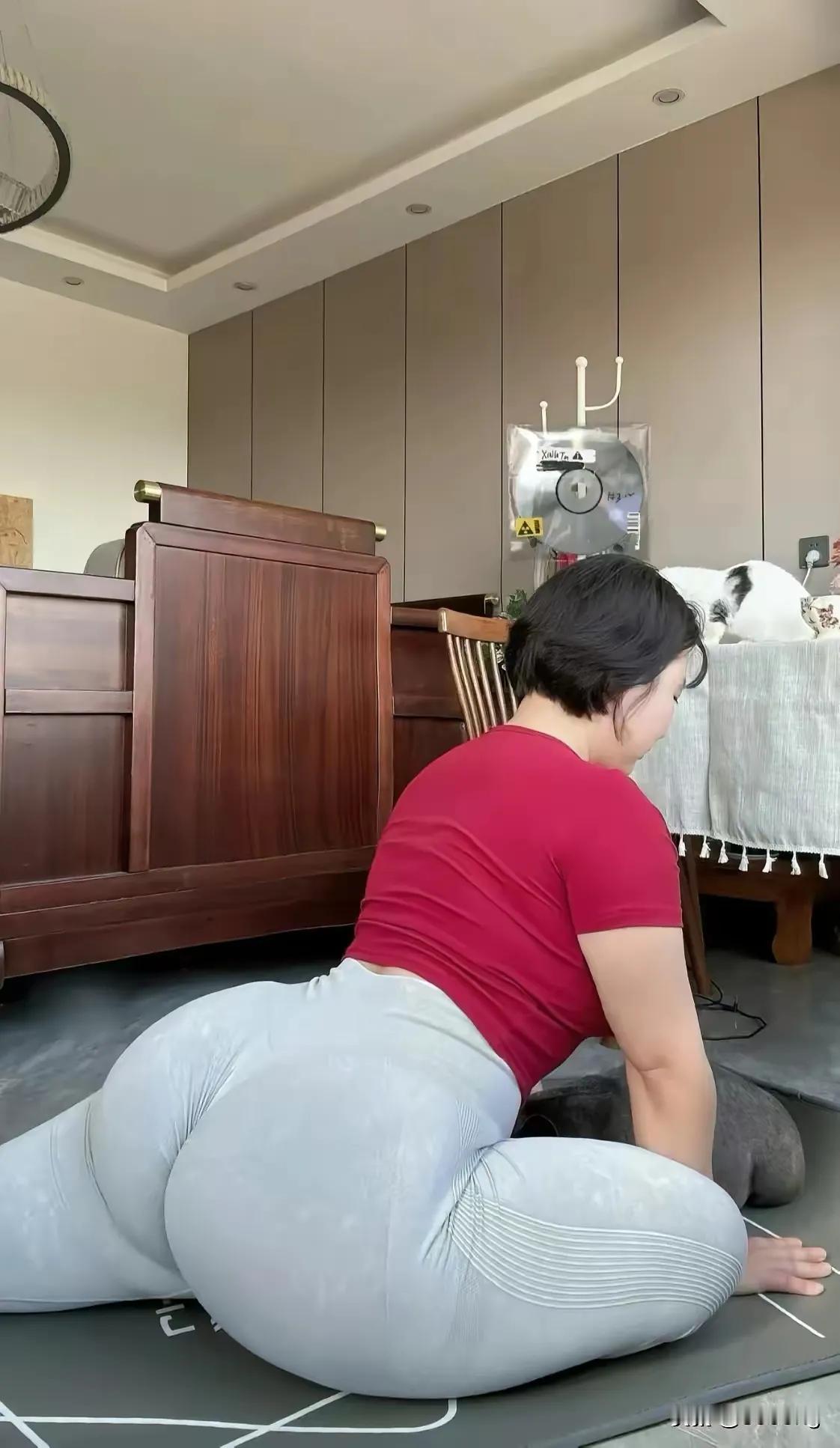 #分享我的今日感悟#
一举两得一一
在家练功，很不轻松！
一个动作，功效不同！

