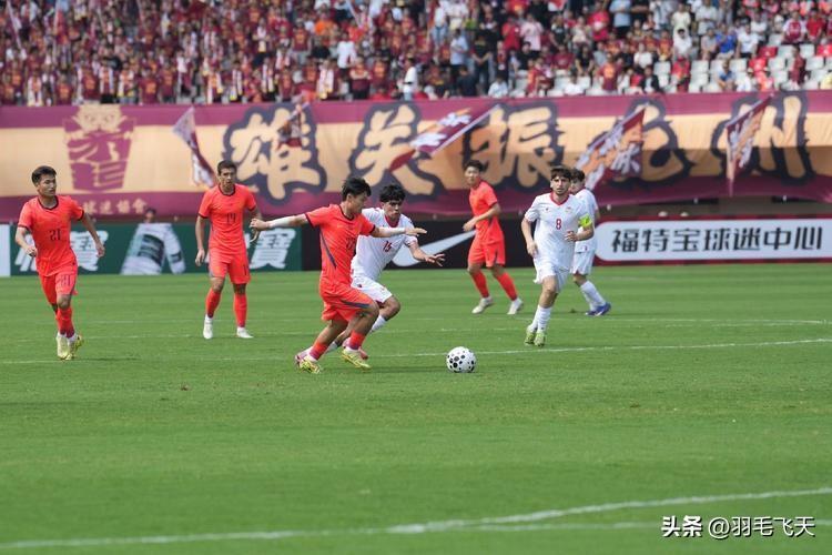 国足双线作战一胜一平
北京时间6月9日19点35分，央视同时直播两场邀请赛。中国