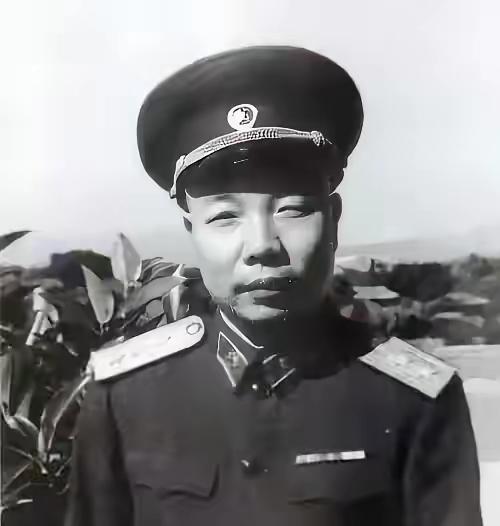 长征途中，一红军干事周书良在筹粮时被土司武装抓走。当萧华前去谈判时，土司放话说：