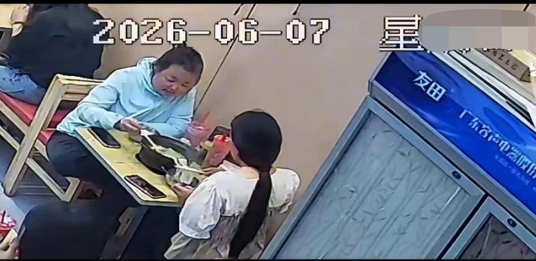 河北承德，两女生点了一份16元米线，两人先行分装，随即就上平台吐槽分量不足、店家