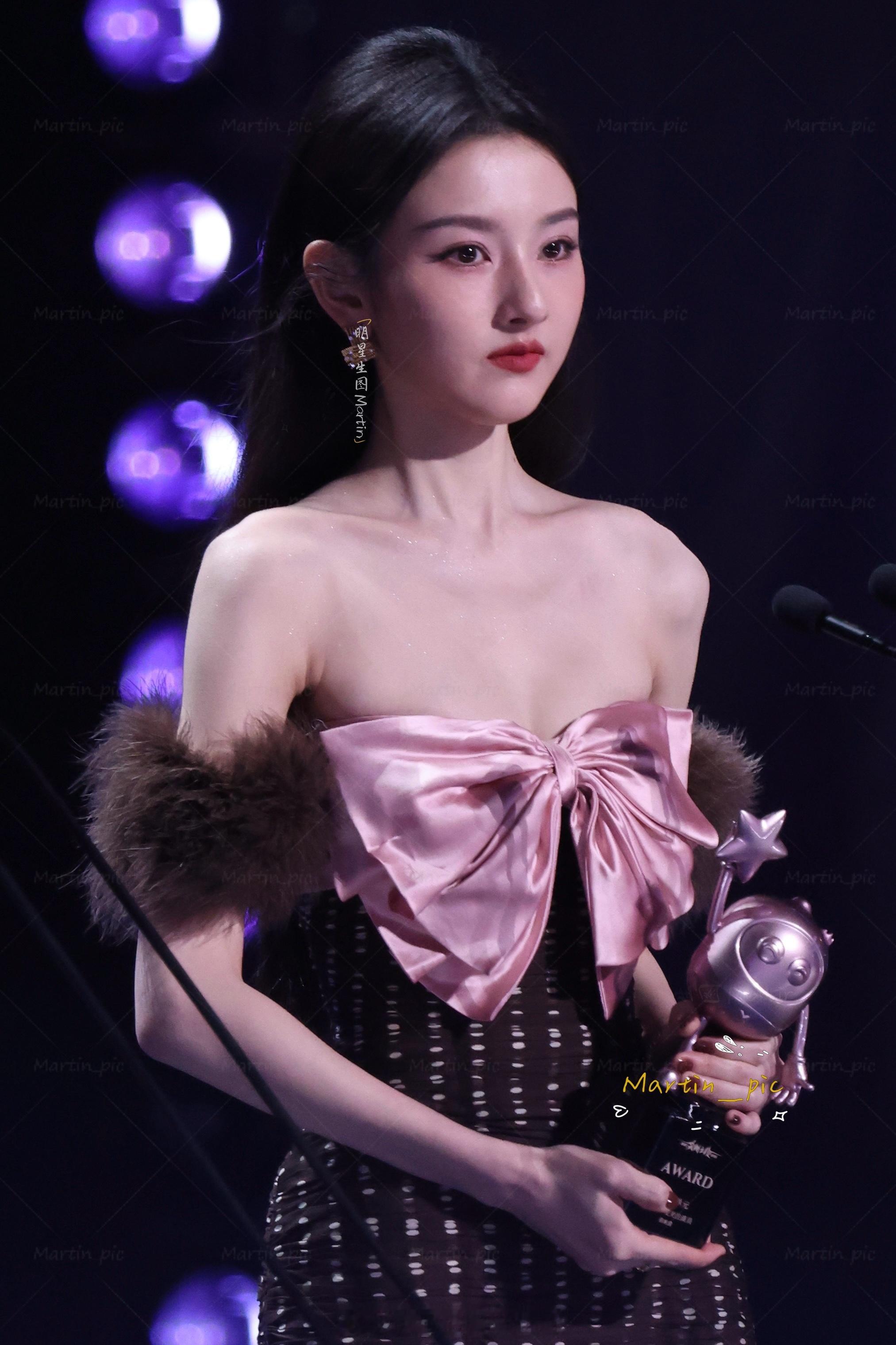 宋祖儿 宋祖儿爱奇艺尖叫之夜内场生图抹胸蝴蝶结礼服，祖鹅好美尖叫之夜内场宋祖儿粉