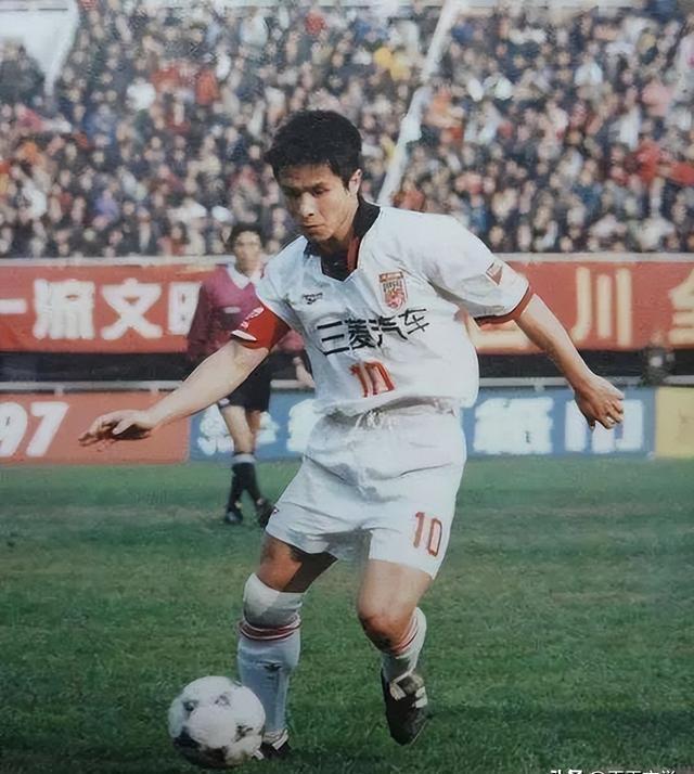 在经商的球星中，彭伟国在广州与友人合开的酒店，生意一直十分红火；川足旗帜性人物魏