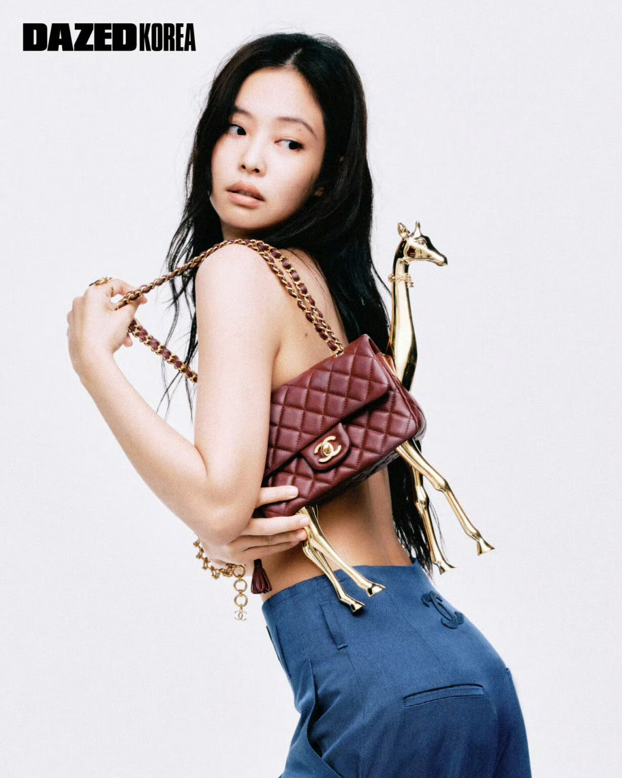 “从表演者Jennie到决策者Jennie，同样的位置，不同的分量。”《Jenn