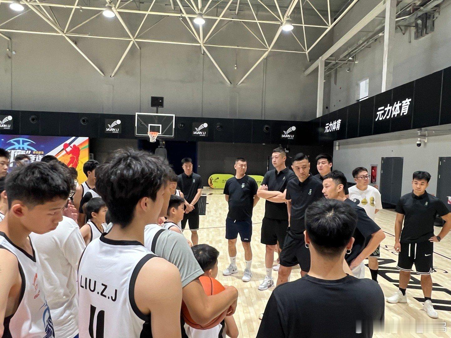 ks下午4点，给大伙带来中国篮球巨星亲临燕鹰夏训营的直播！ ​​​