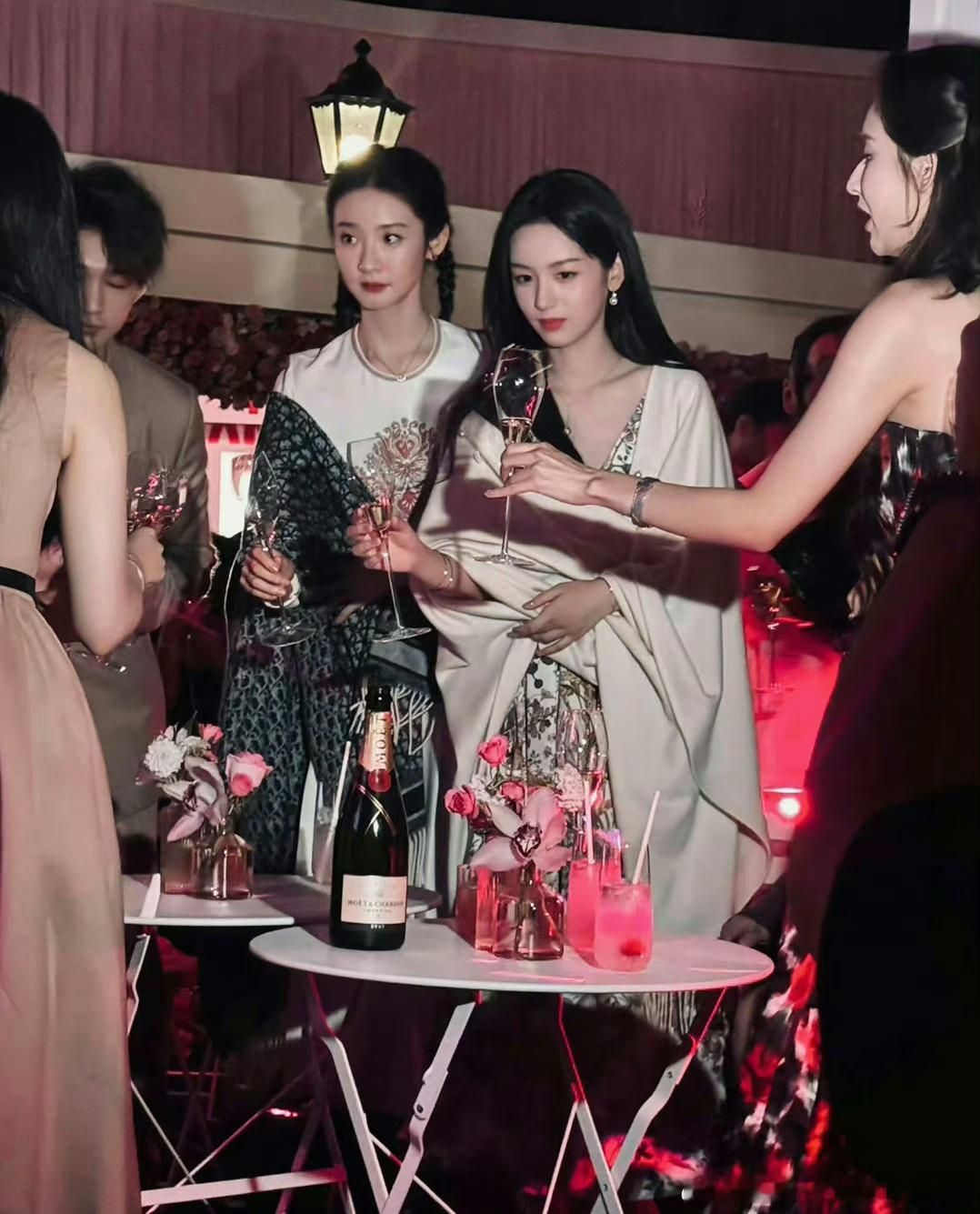 周也和张艺凡同框，谁是演员脸真的很明显 ​​​