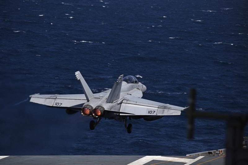 美国军方宣布已捞出在南海坠毁的两架军机，一架F/A - 18F“超级大黄蜂”战斗