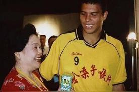 2003年，罗纳尔多来到中国。一位富婆对他说：陪我吃顿饭，我给你30万美金。罗纳