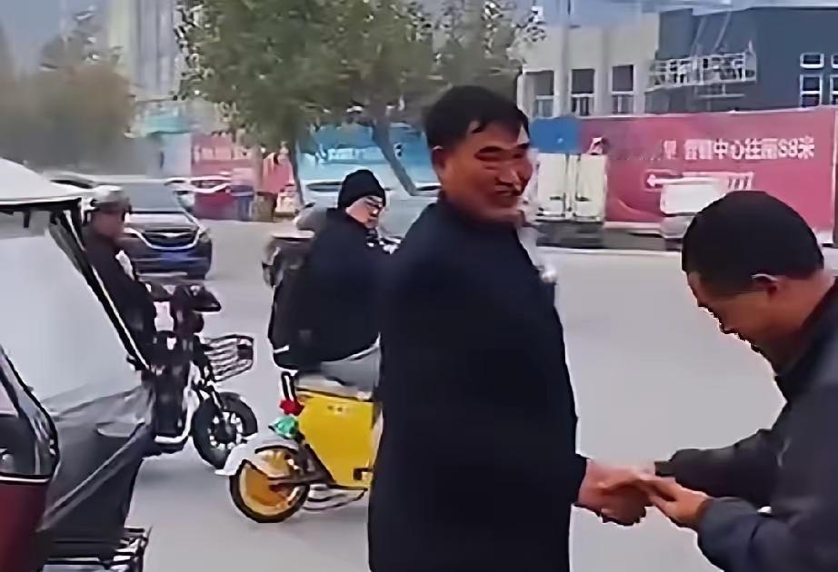 大衣哥朱之文路边买炸蘑菇，摊主认出来说不要钱。

拉扯了好几回，最后还是转了。