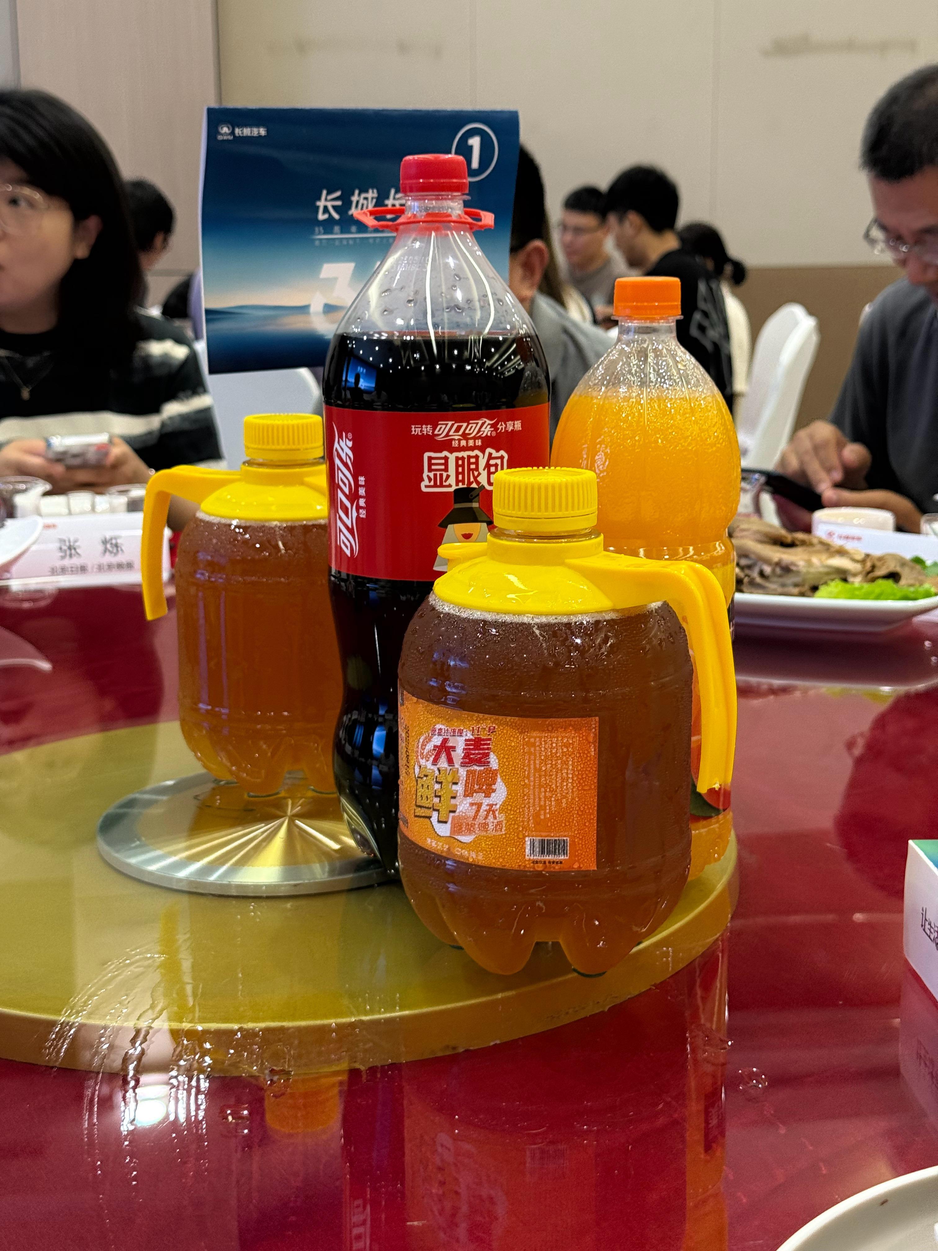 好好好  今天喝的啤酒和白酒 全是老魏的我尝尝老魏的啤酒品味怎么样[doge] 
