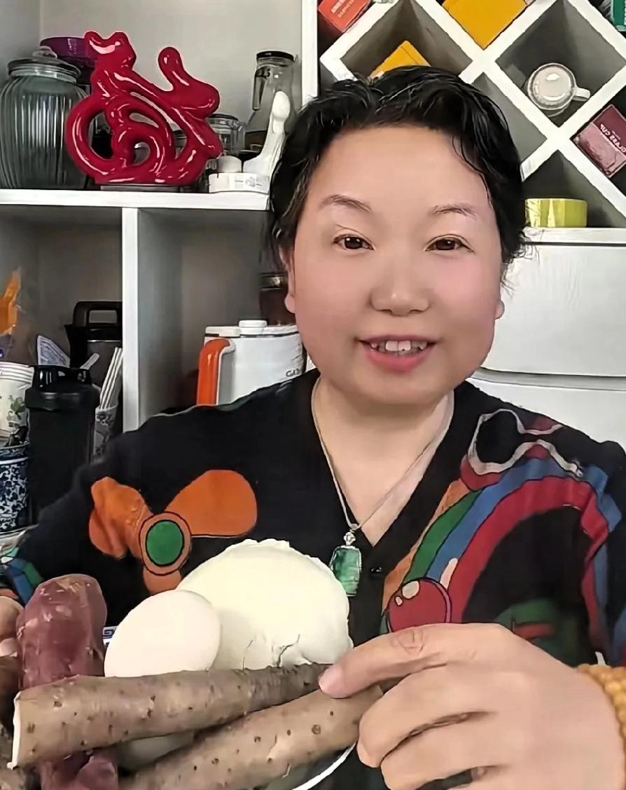 带货养生食材本是常事，可放到大娘身上，讨论度直接拉满。

4月8日久违露面的她，