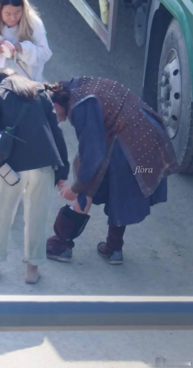 两京十五日的出品人兼主演林更新也在拍摄中受伤了，但是人家和粉丝都没声张，拍戏中难