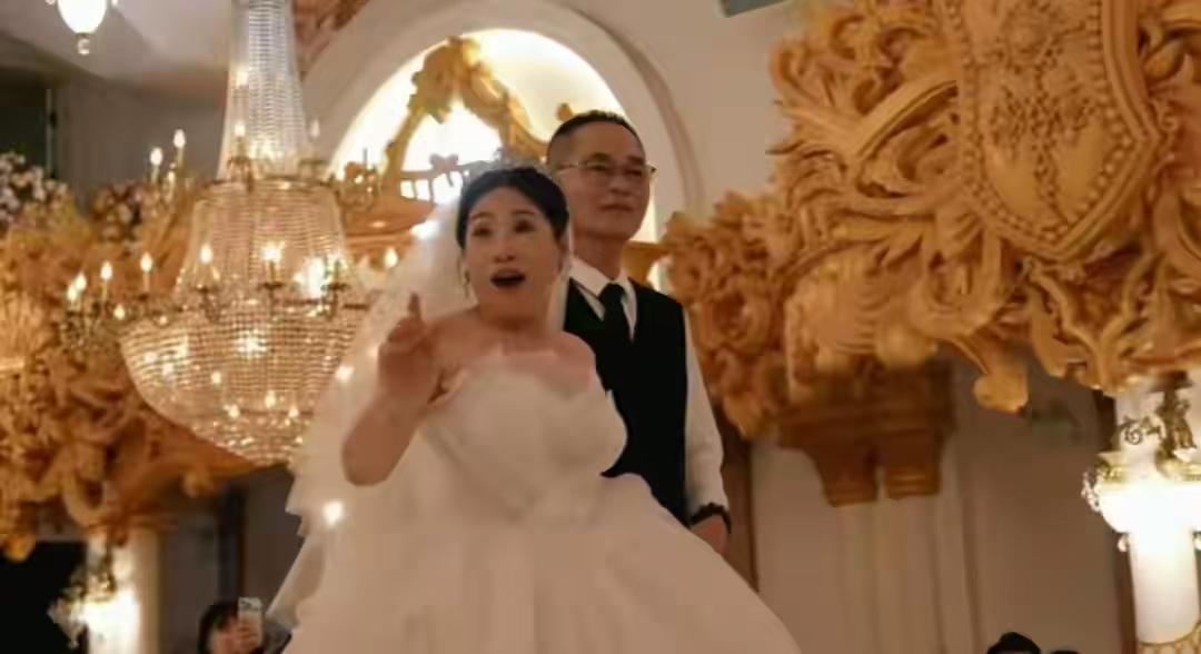 结婚36年，儿女偷偷给57岁妈妈圆了婚礼梦

广东广州，57岁的邓阿姨，被儿女以