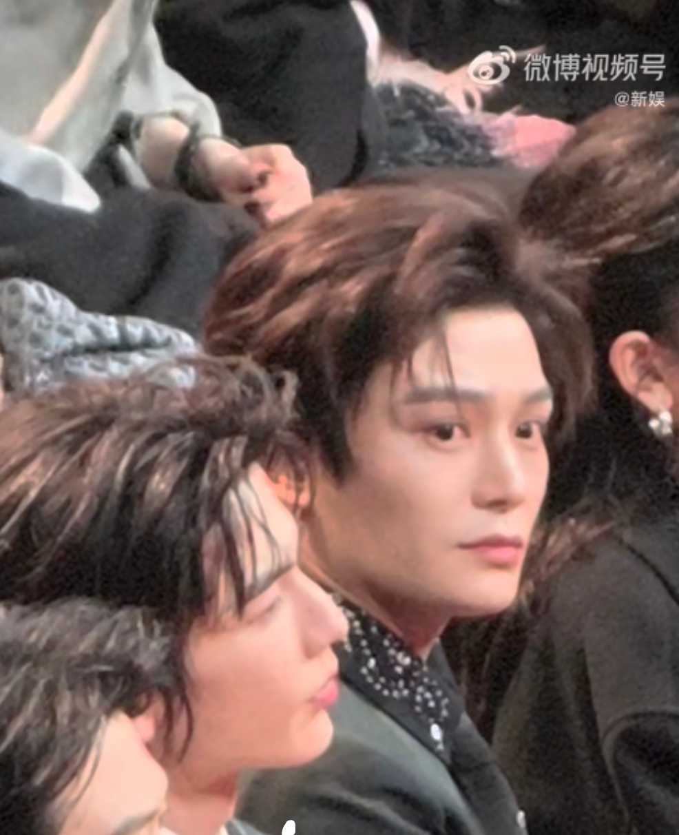 好吧 这优秀的侧颜 张凌赫确实帅