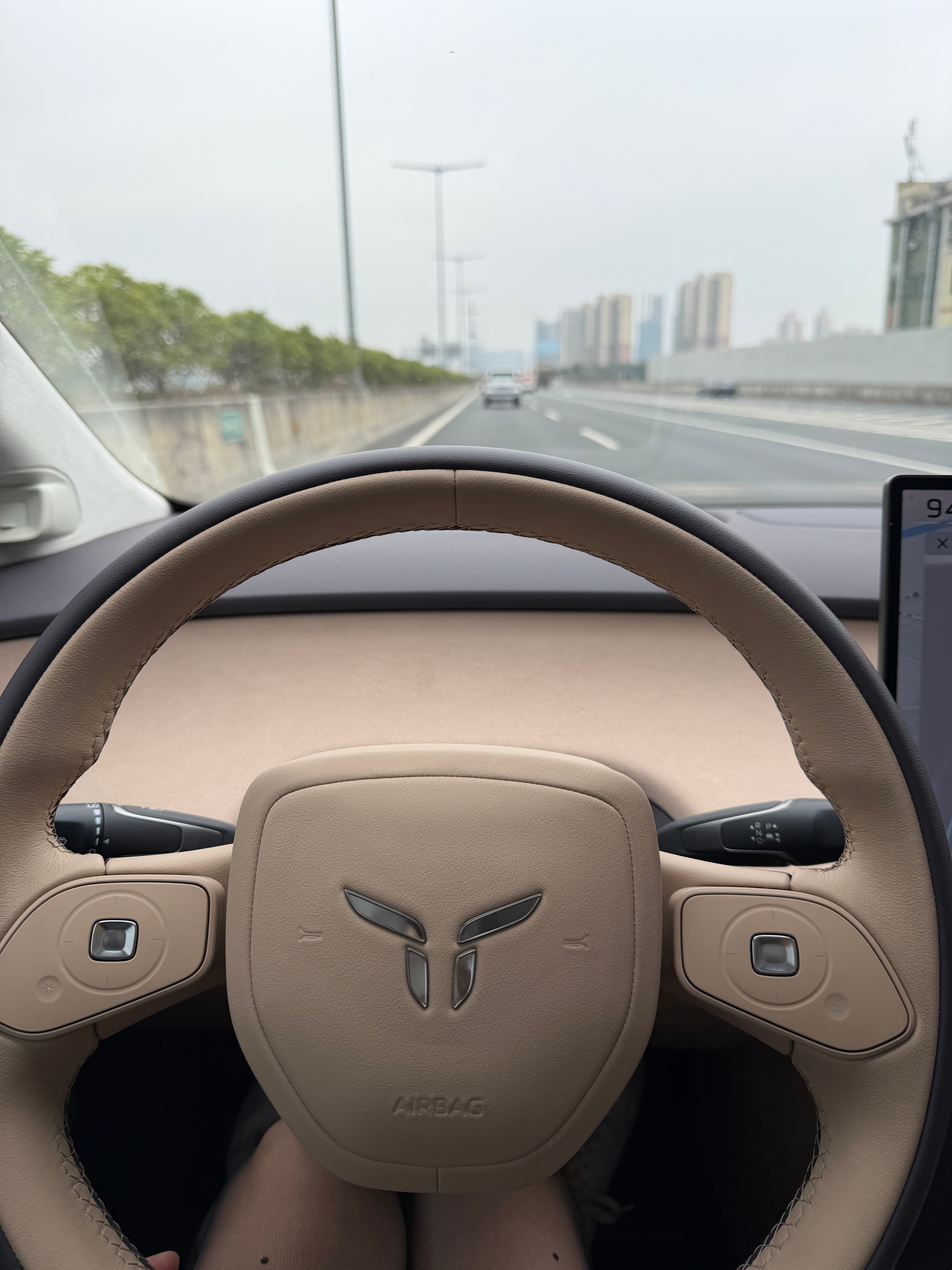 人是5点睡的，魂是没醒过的，还好有卓驭的辅助驾驶，从广州回深圳一路辅助驾驶很轻松