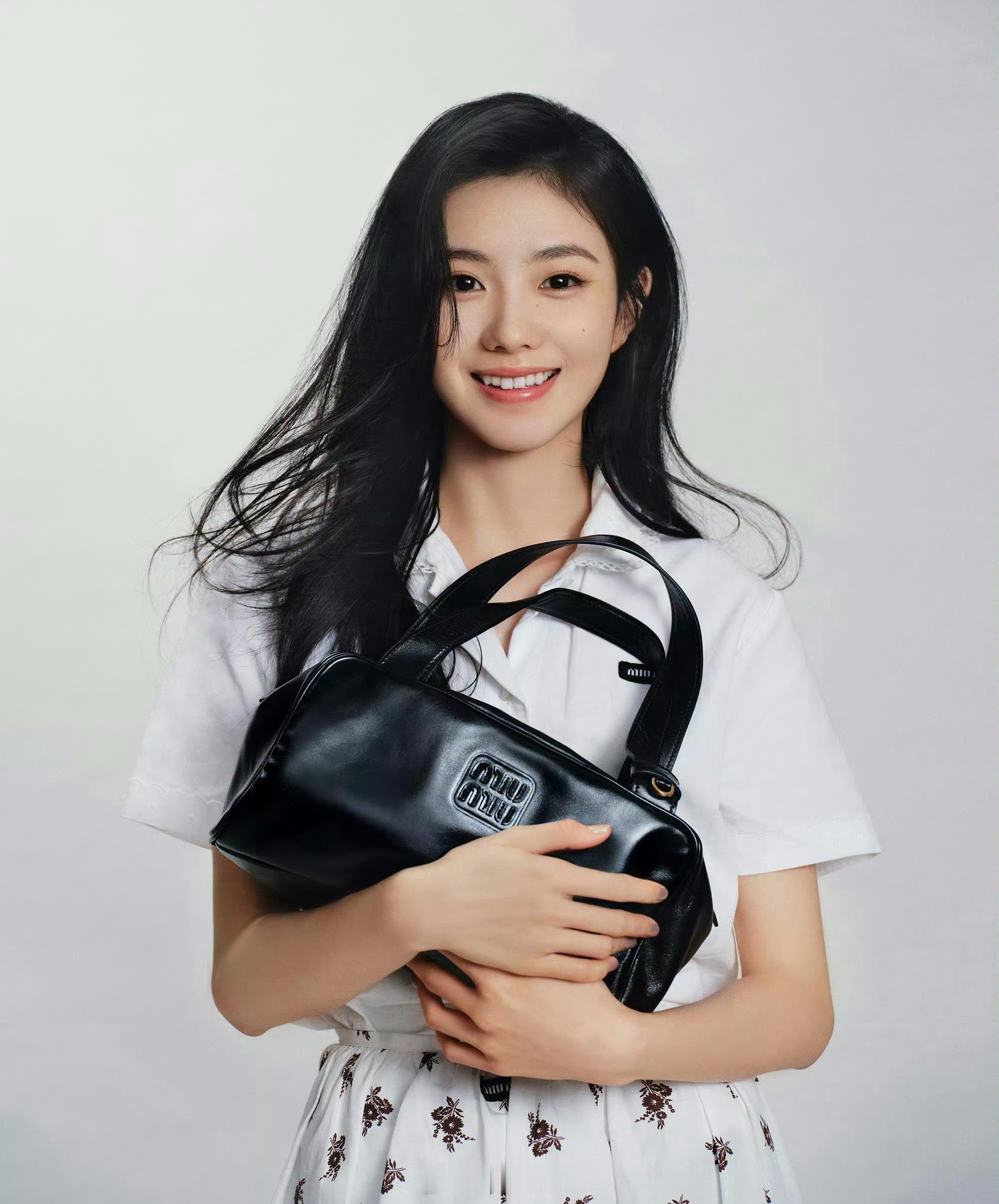miumiu签了三个00花签刘浩存是捡到宝儿了 ​​​