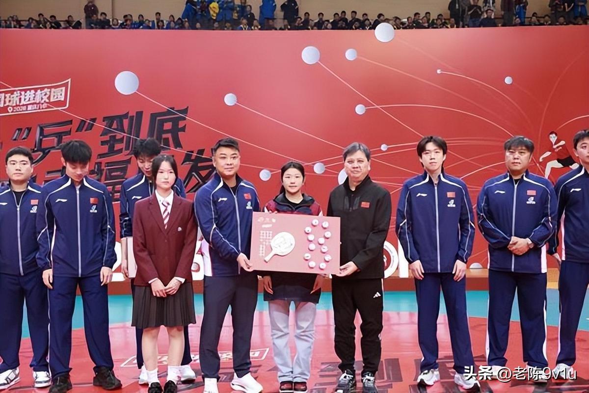 WTT重庆冠军赛预热：王皓率王楚钦等8将进重庆八中，授球技传拼搏精神
2026年