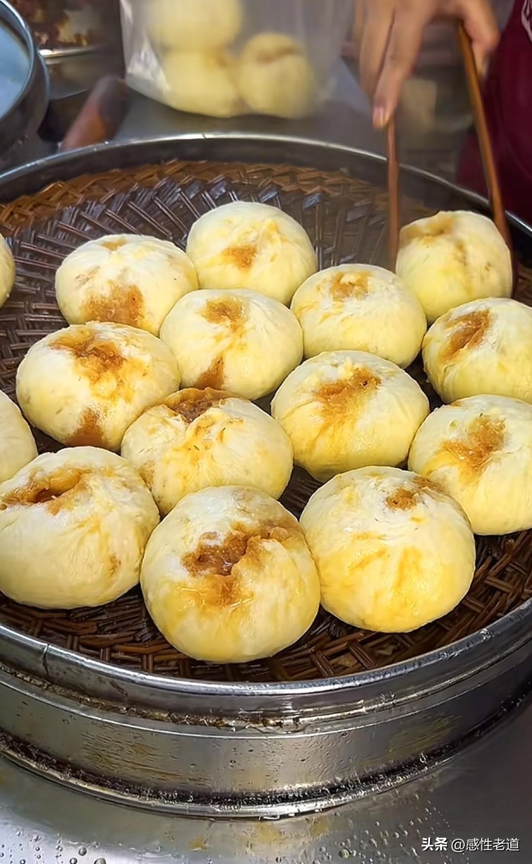 无比怀念蚌埠的肉包子和煎包。刚出笼的肉包子，皮暄软却不塌，轻轻一咬，鲜美的汤汁就