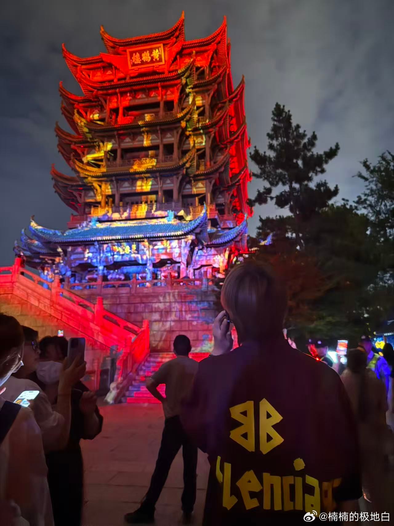 黄鹤楼偶遇李宇春 出门游玩收获超大惊喜，网友在黄鹤楼偶遇李宇春，优越身材搭配清冷
