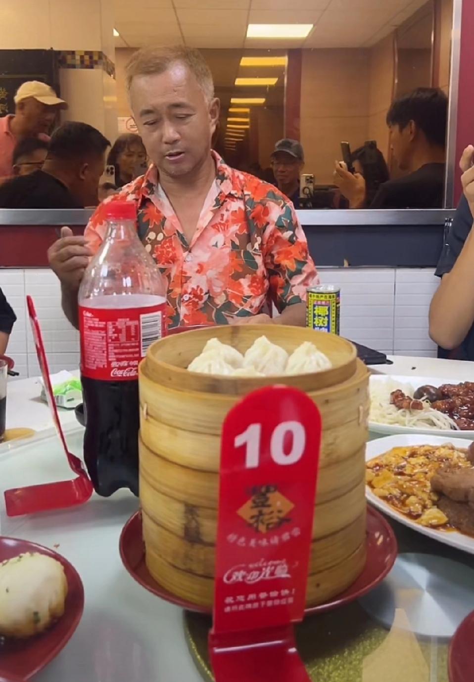 沈巍在车上突发奇想，要求去丰裕吃一顿饭，随行的都欣然接受，这泼天的富贵就突然降落