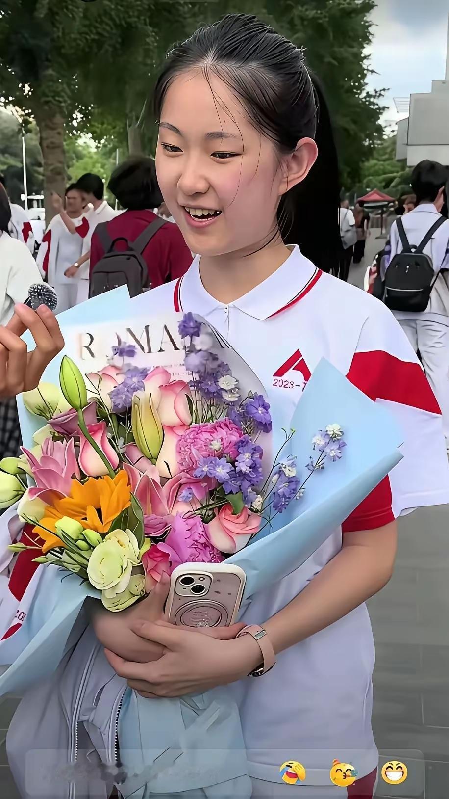人大附中这个侃侃而谈的小女孩儿，在高考结束那天的松驰感被人们津津乐道，想必考得想