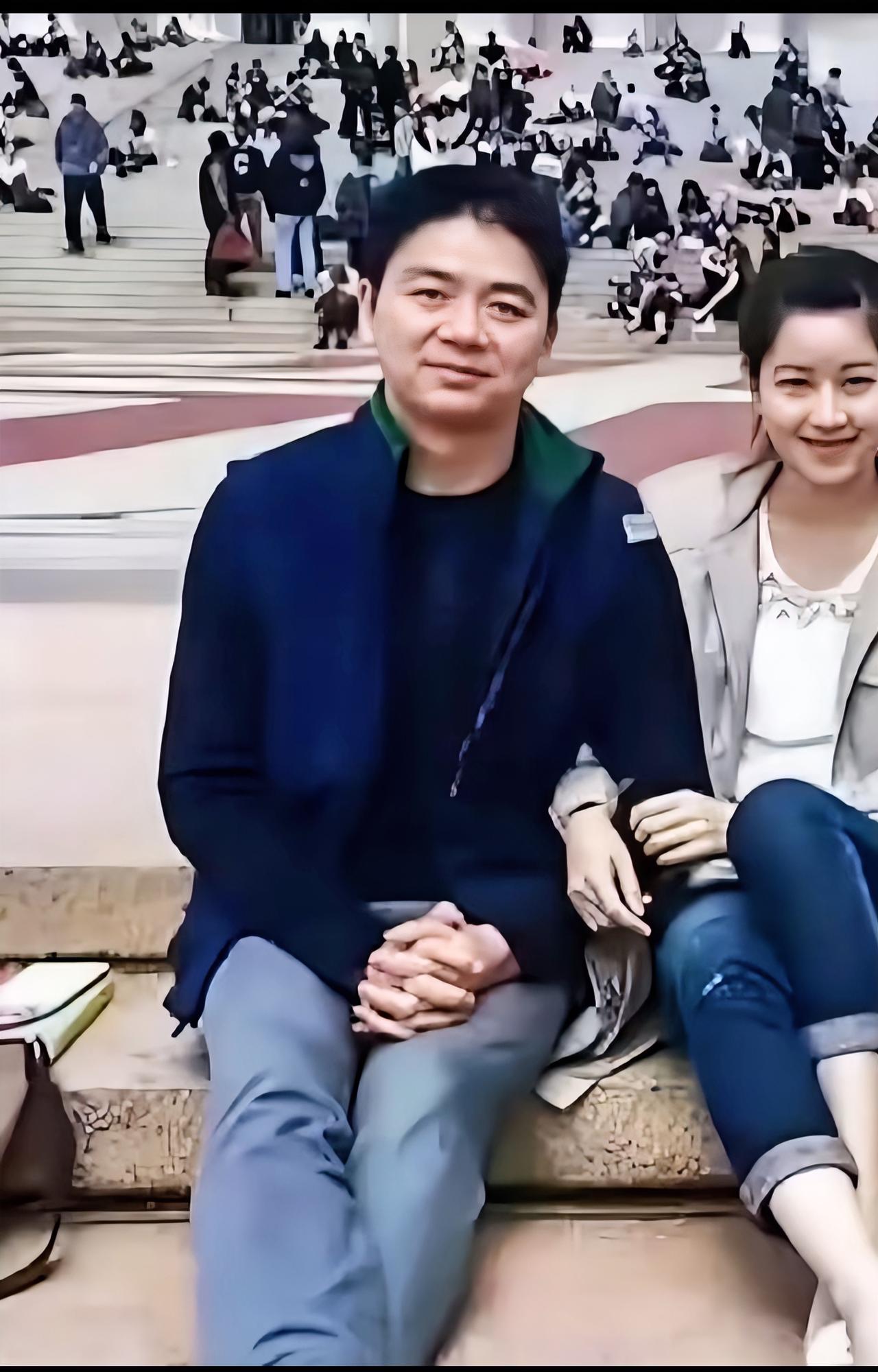 那会的刘强东三十八岁，章泽天十八岁，刚认识不久 ，看起来很幸福！