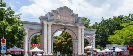 走进厦门大学，最先被“山海之间建校园”的格局打动，一边是红墙绿瓦的闽南古厝式建筑