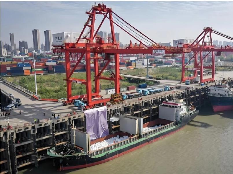 印尼的货船，以前去趟中国，得先在新加坡那儿拐个大弯，卸货、报关、再装船。新加坡啥