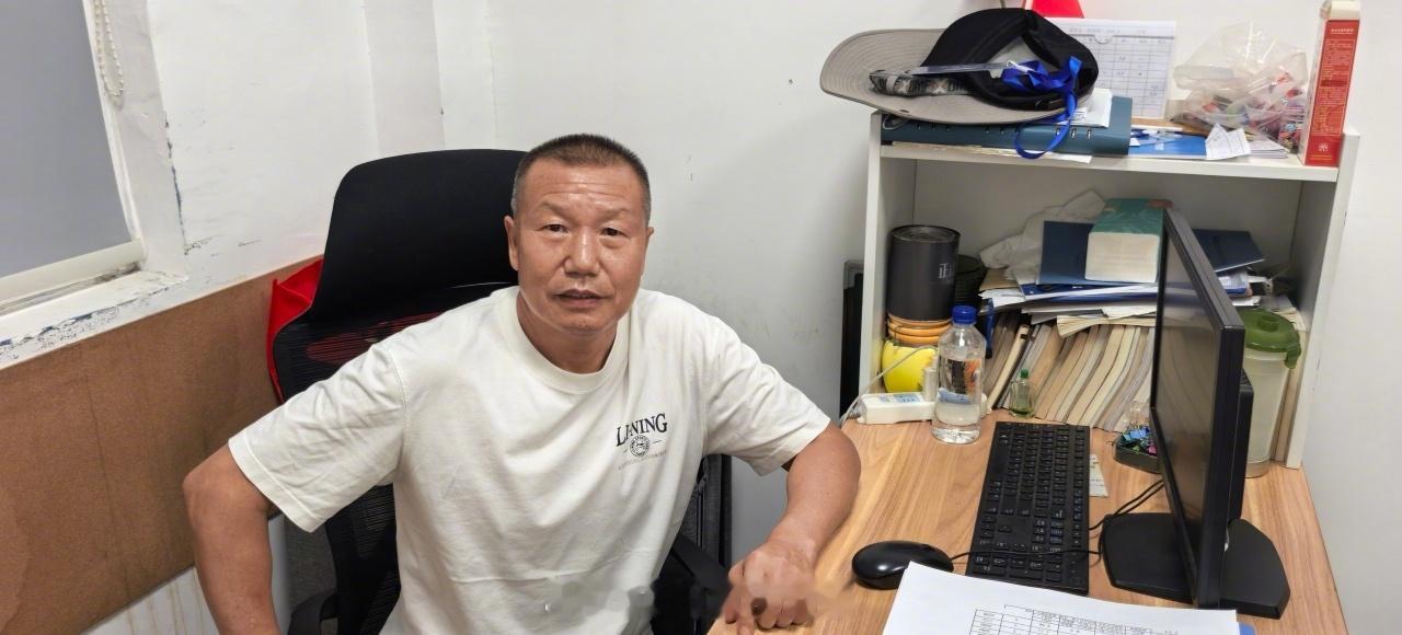 【温州体育老师晨练时抢回一命】8月29日，丽岙华侨小学操场一男子散步晕倒、呼吸全