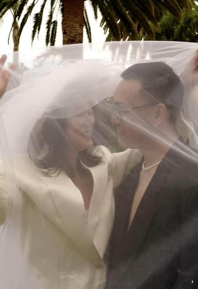 黄璐官宣再婚喜讯并晒出婚纱照，这对新人的礼服成功引起大家的注意，别具一格，还蛮有