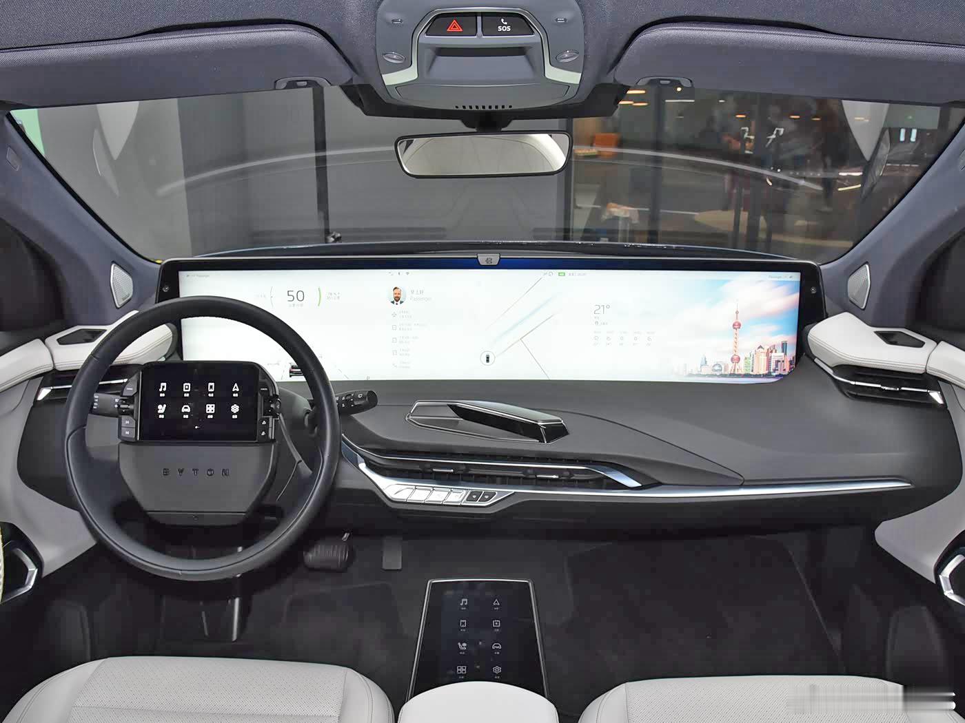 纯电奔驰C这个39.1英寸的异形大屏幕看着还不错，不禁想起了多年前的一位42英寸