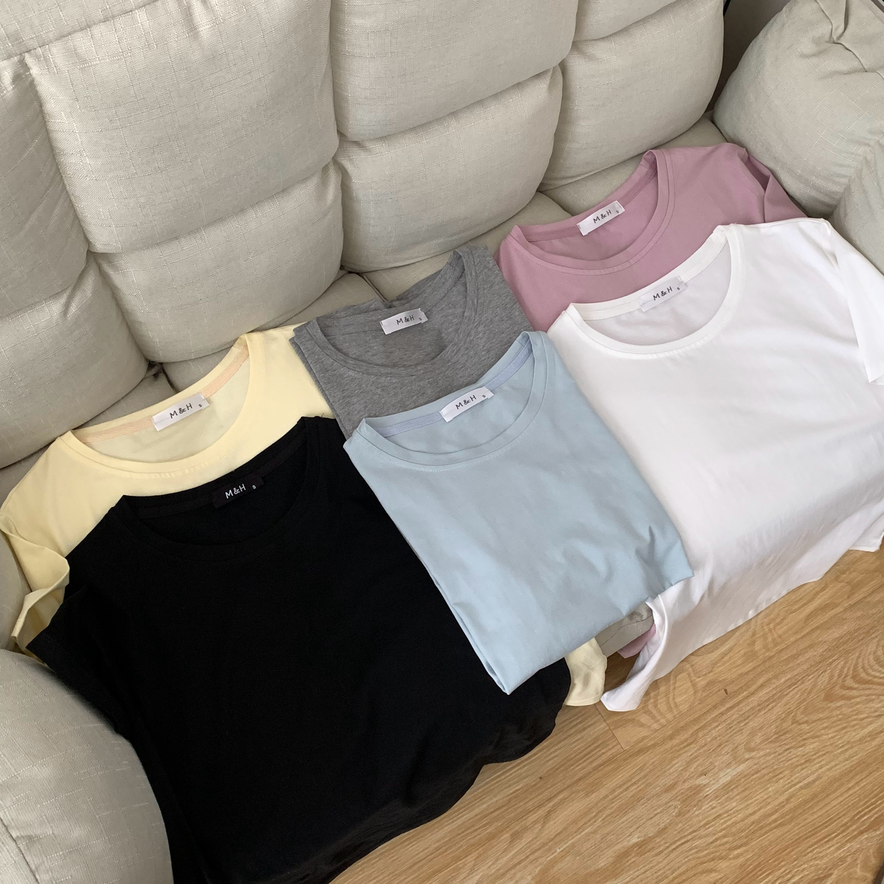 插播一下这周会团两款T恤～周六基础款T恤 28包u周日大领口修身T恤 31包u?