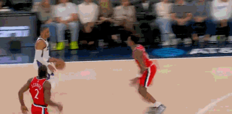 快船对不起威少威少运球中场压哨三分命中，半场领先快船14分太帅了快船vs国王