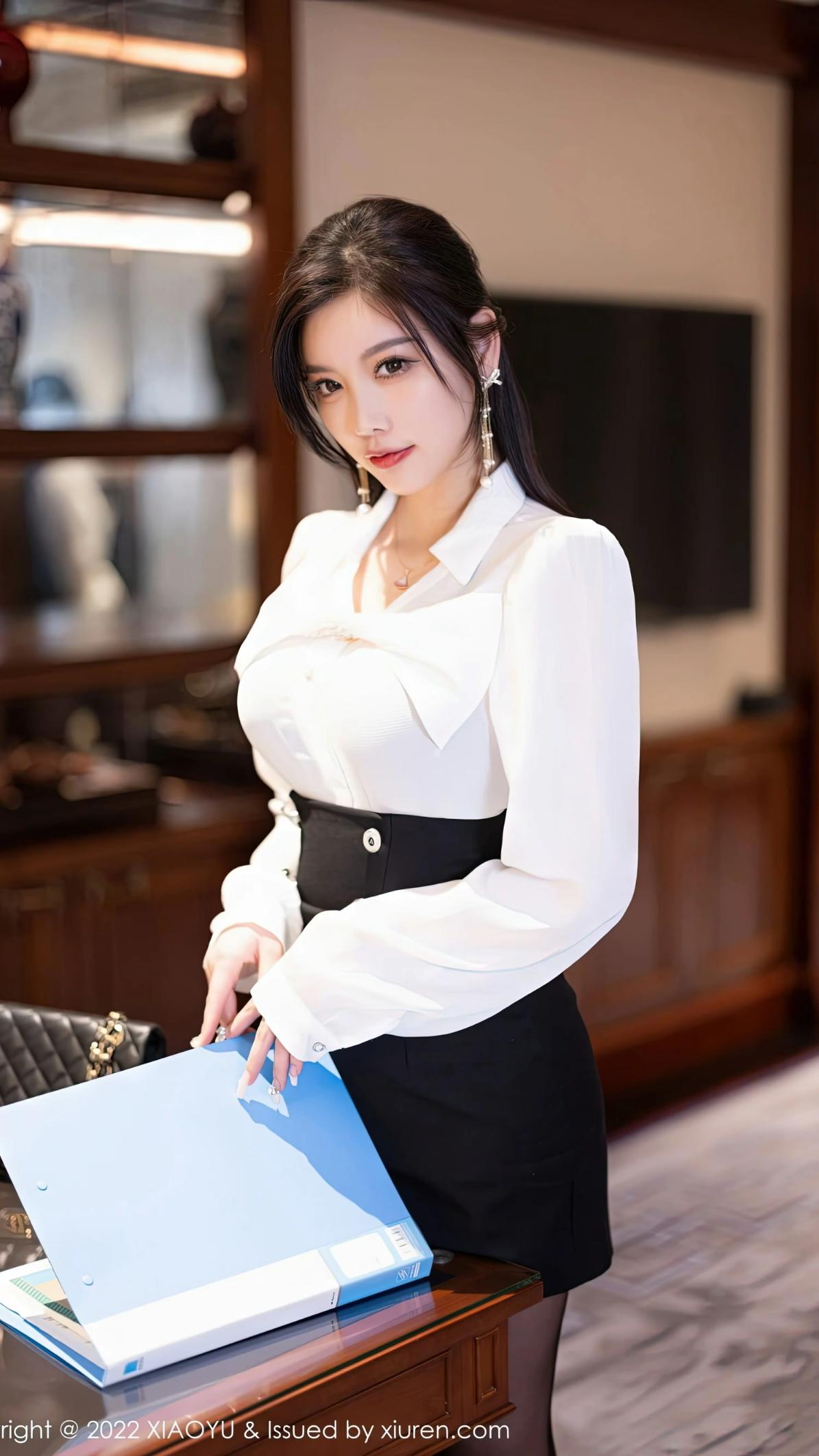 清冷氛围感拉满，绝色容颜，不染世俗烟火。高雅气质美女 好身材性感女神