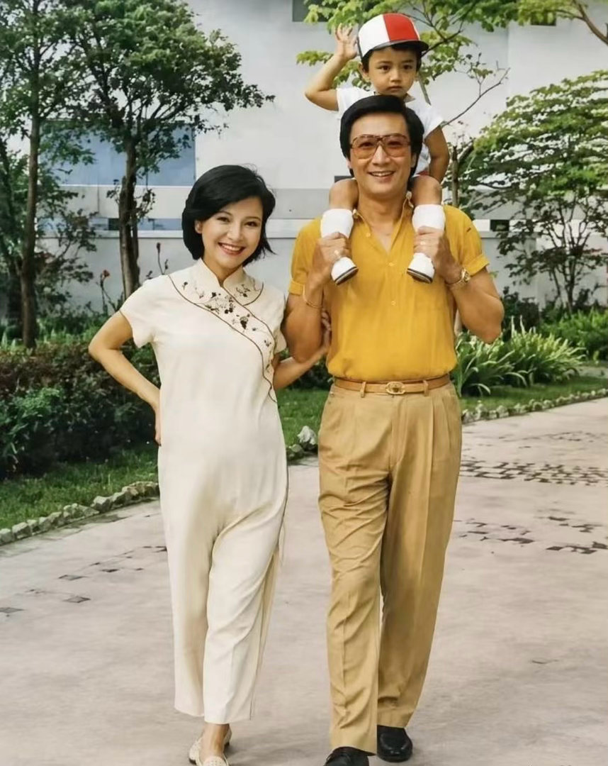 一张老照片瞬间戳中无数人！1982年谢贤背着年幼的谢霆锋，彼时谢贤46岁，背上的