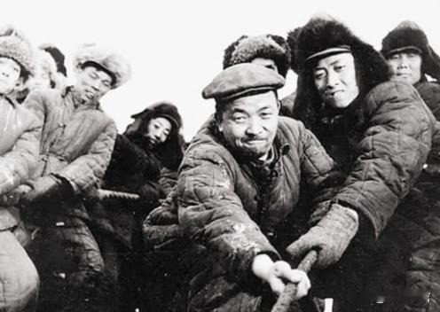 1930年，日本人在大庆疯狂找油，打了81口井，毫无收获，其实当时有一口井，仅距